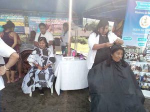 Mujeres aprendiendo corte de cabello