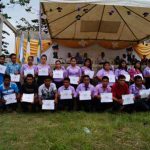Estudiantes con diploma de finalización de capacitación