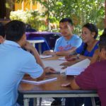 Adultos estudiando en salón