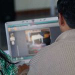 Adultos estudiando computación