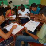 Jóvenes estudiando con sus libros