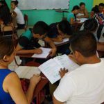 Jóvenes estudiando con sus libros