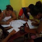 Jóvenes estudiando con sus libros