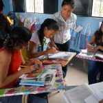 Jóvenes estudiando con sus libros