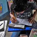 Jóvenes estudiando con sus libros