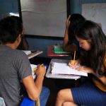 Jóvenes estudiando con sus libros