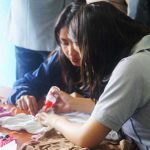 Jóvenes trabajando manualidades