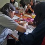 Jóvenes trabajando manualidades