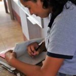 Estudiante con su libro