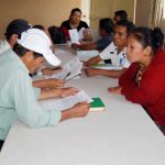 Adultos estudiando en salón