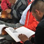 Adulto con su libro