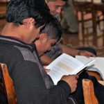 Hombres adultos estudiando