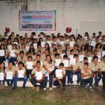Grupo de estudiantes con diploma de finalización de capacitación